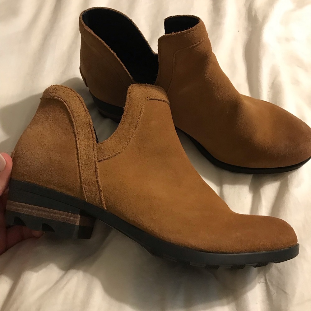 Sorel Lolla cut out boot